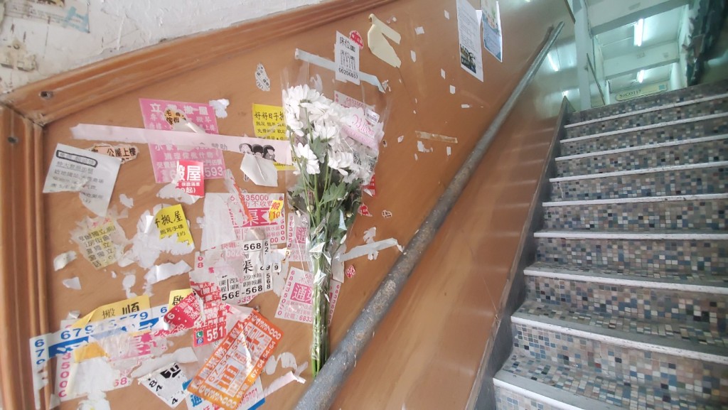 大廈地下梯間擺放了鮮花。楊偉亨攝