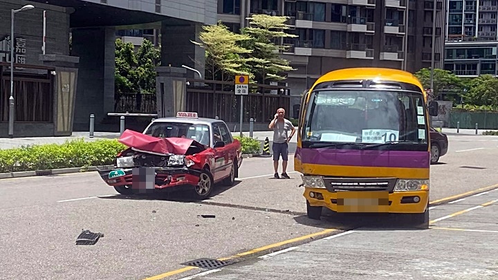 的士與校巴相撞。fb： 車cam L（香港群組）