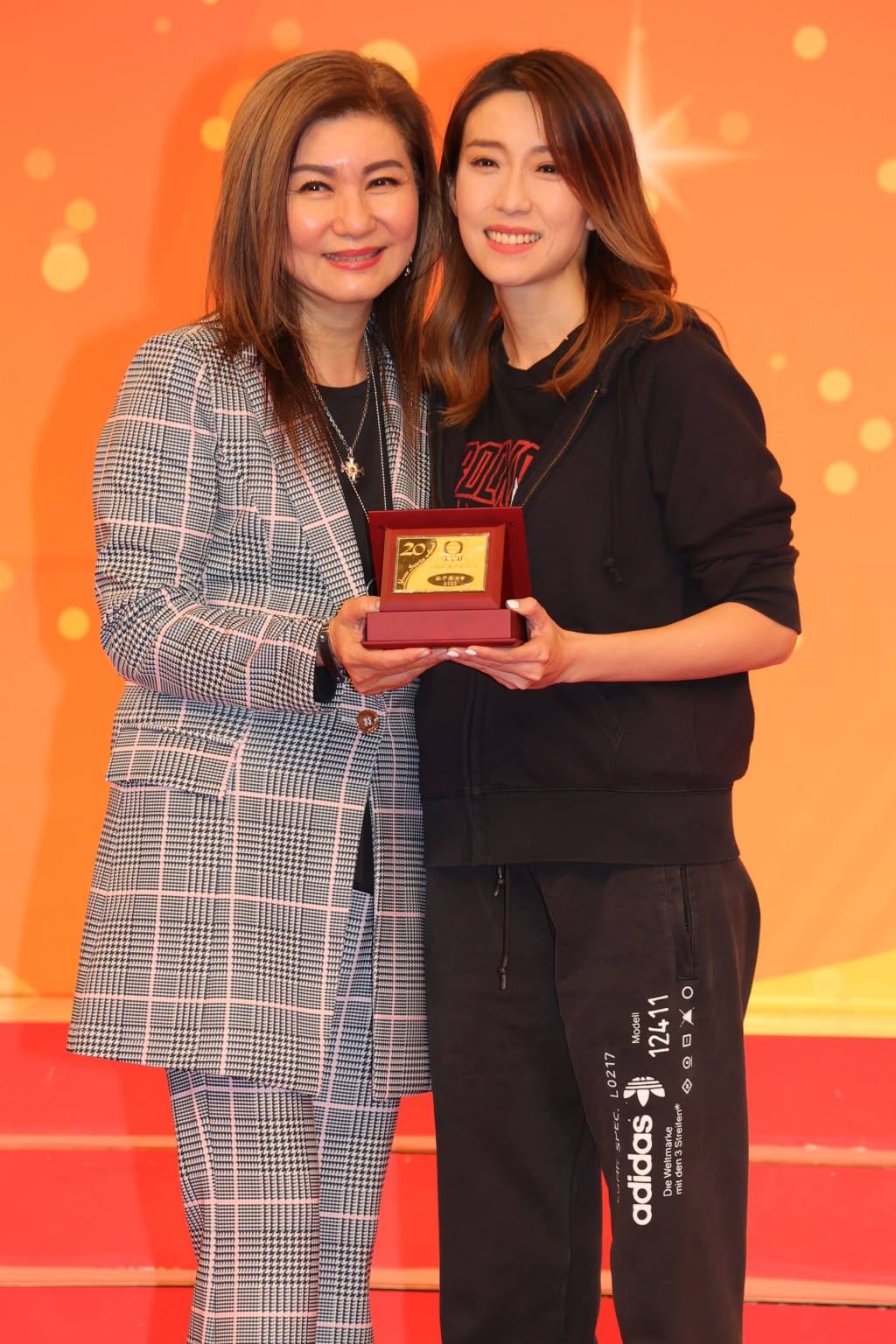 姚子羚与高层乐易玲等获颁20周年服务奖。