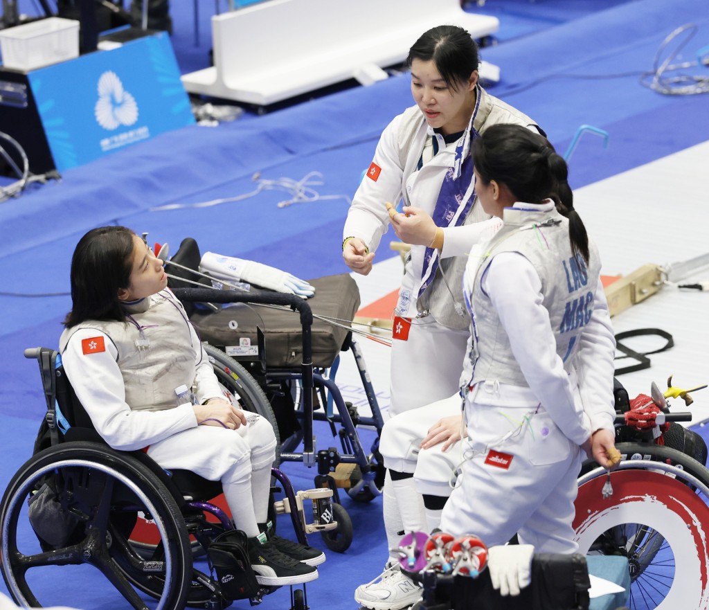 余翠怡(中)在赛前跟队友沟通有关比赛。徐嘉华摄 余翠怡(中)在赛前跟队友沟通有关比赛。徐嘉华摄