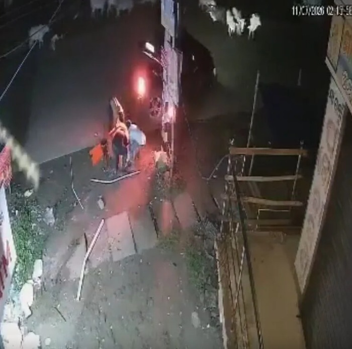 猛烈拉扯火花四濺 驚動街頭動物「湊熱鬧」。X 猛烈拉扯火花四濺 驚動街頭動物「湊熱鬧」。X