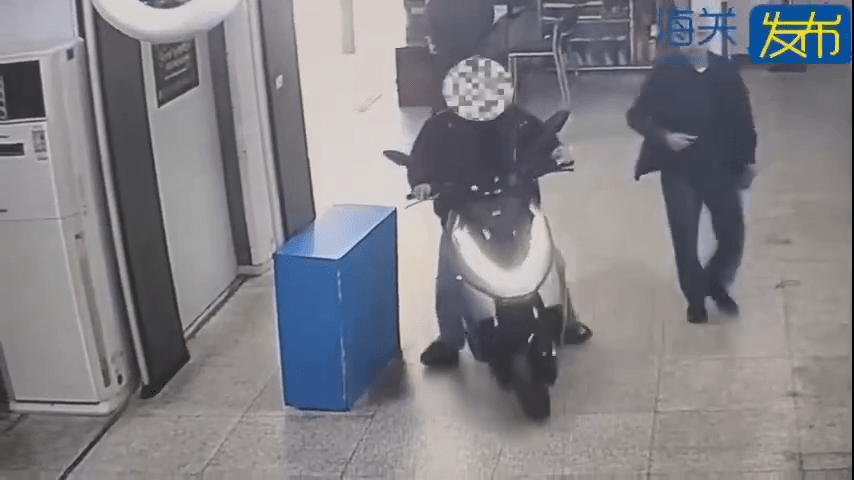 铁骑男电动单车电池暗格藏18公斤银粒，闯沙头角关断正。 海关发布