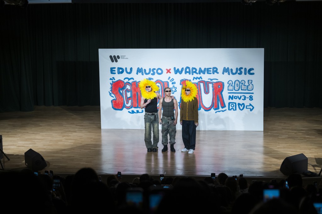 不少學生高叫：「等睇你係頒獎台上做令山轉呀！」