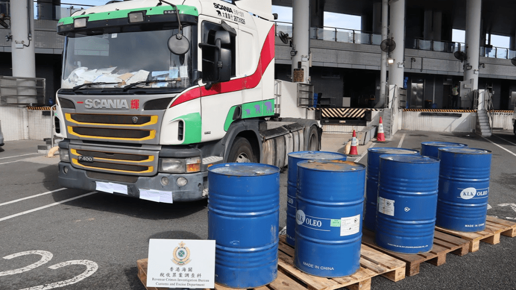 走私汽油主要手法是利用改裝了油缸的跨境車輛，從內地運載來港。