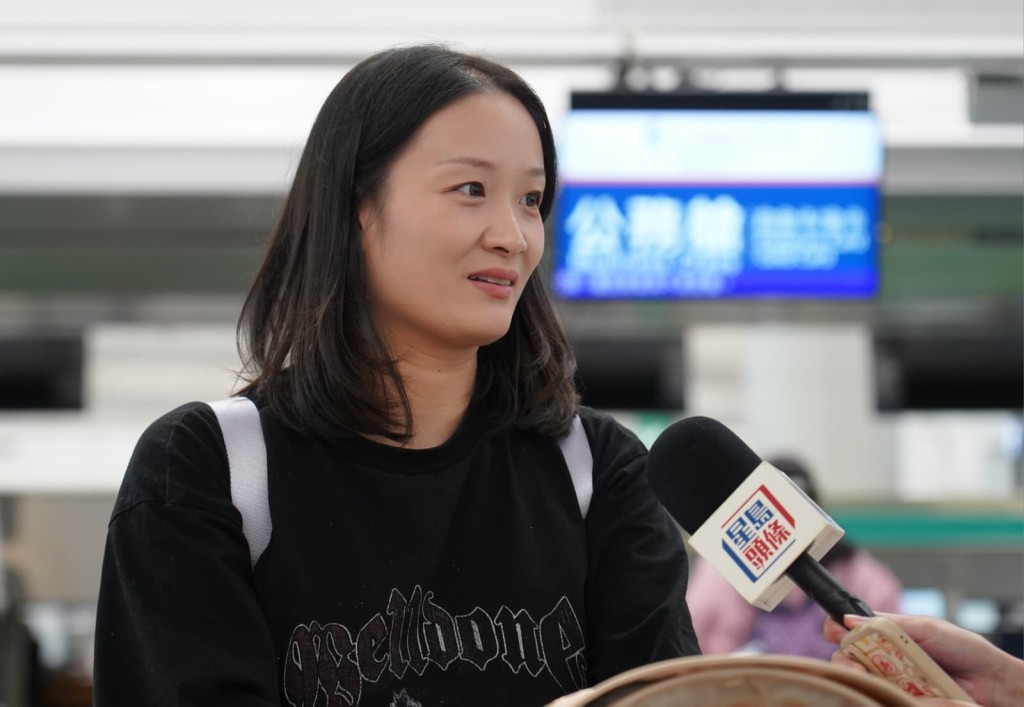 陳小姐一家5口今日啟程返回山東探親一週，來回票價一家人總計2萬多元。