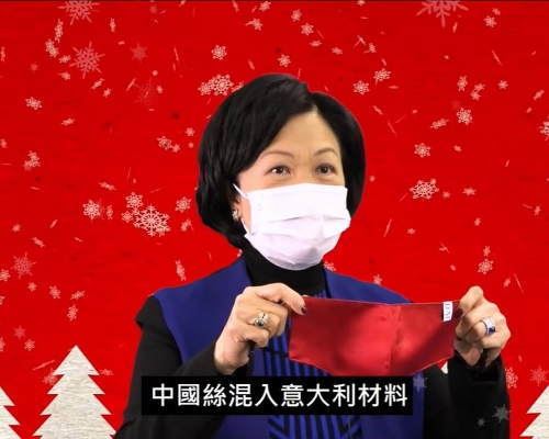 葉劉淑儀展示女兒送她的口罩。