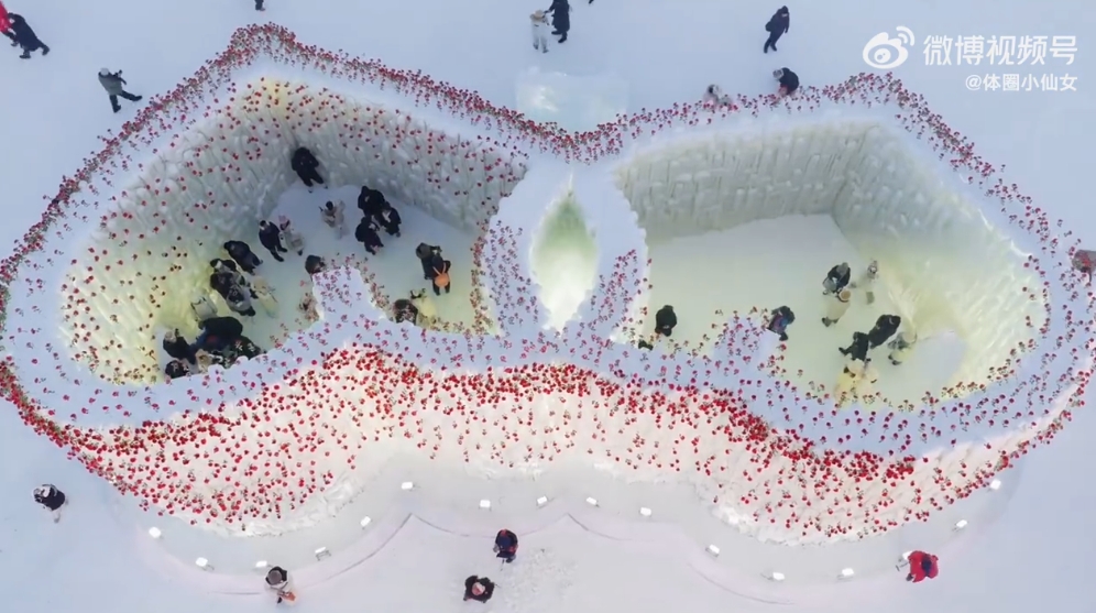 網友大曬哈爾濱冰雪大世界冰瀑玫瑰打卡照。 小紅書