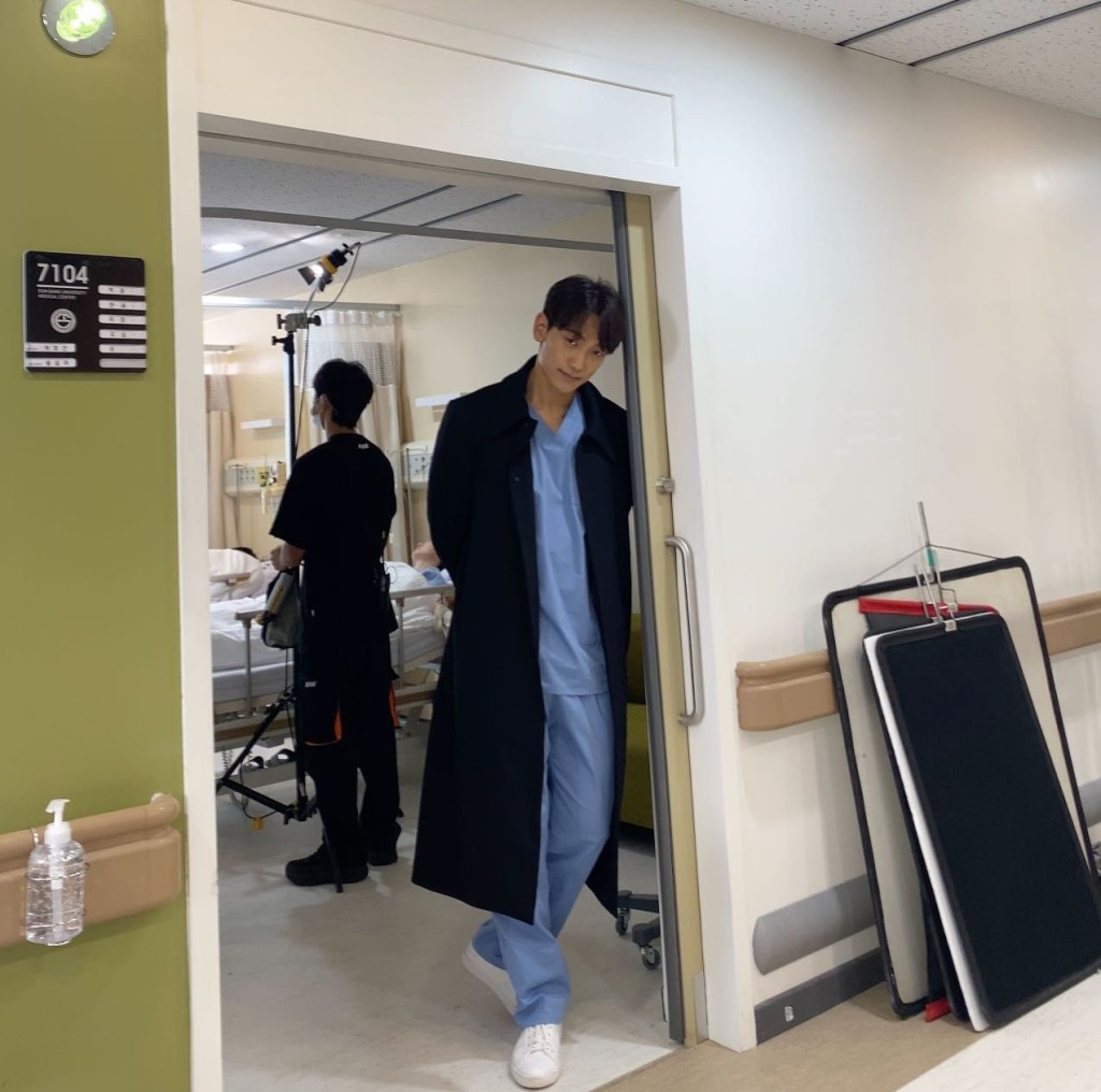 Rain另一套藍色醫生裝。