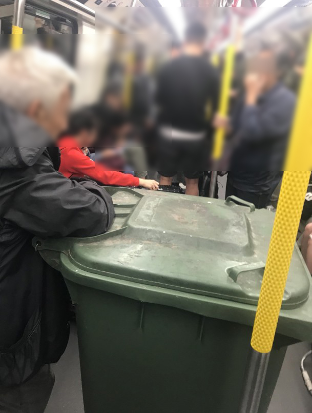 无公德心的乘客用港铁运载的奇葩物品，还包括巨型垃圾箱。