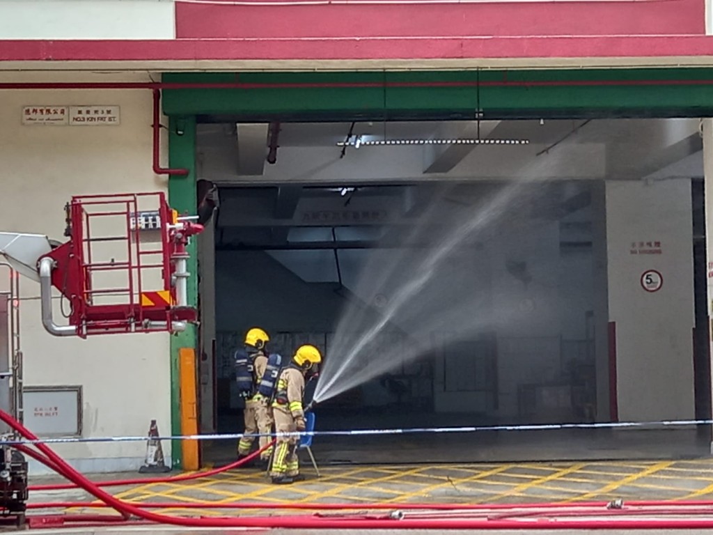 消防開喉射水戒備。