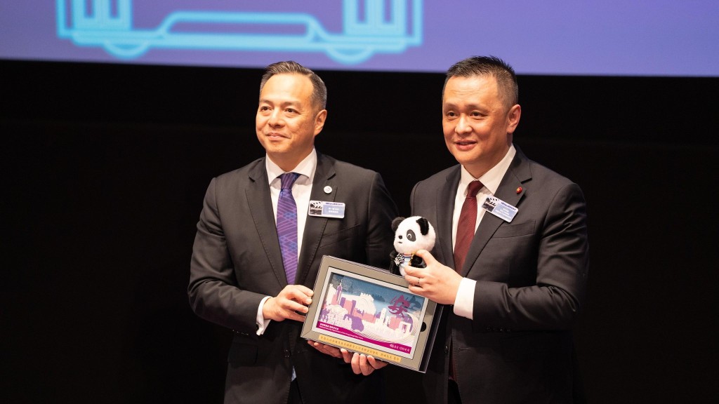 警務處處長周一鳴(左)、立法會議員及教聯副會長鄧飛(右)。 警務處處長周一鳴(左)、立法會議員及教聯副會長鄧飛(右)。
