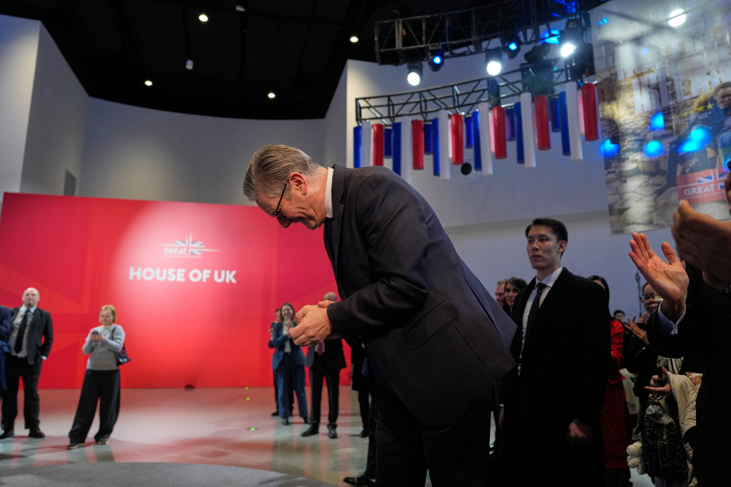 施紀賢30日到訪上海House of UK。美聯社