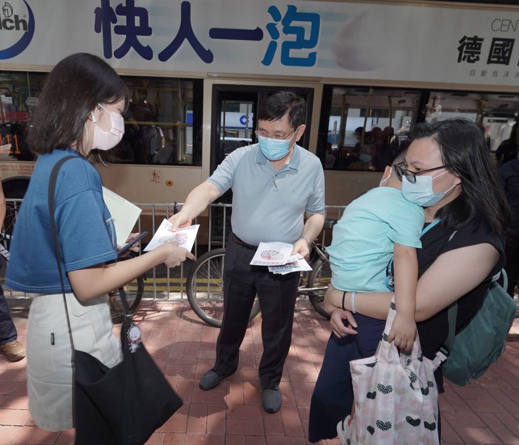 郭炳聯(中)向市民派發單張,宣傳人大政協選委政綱。