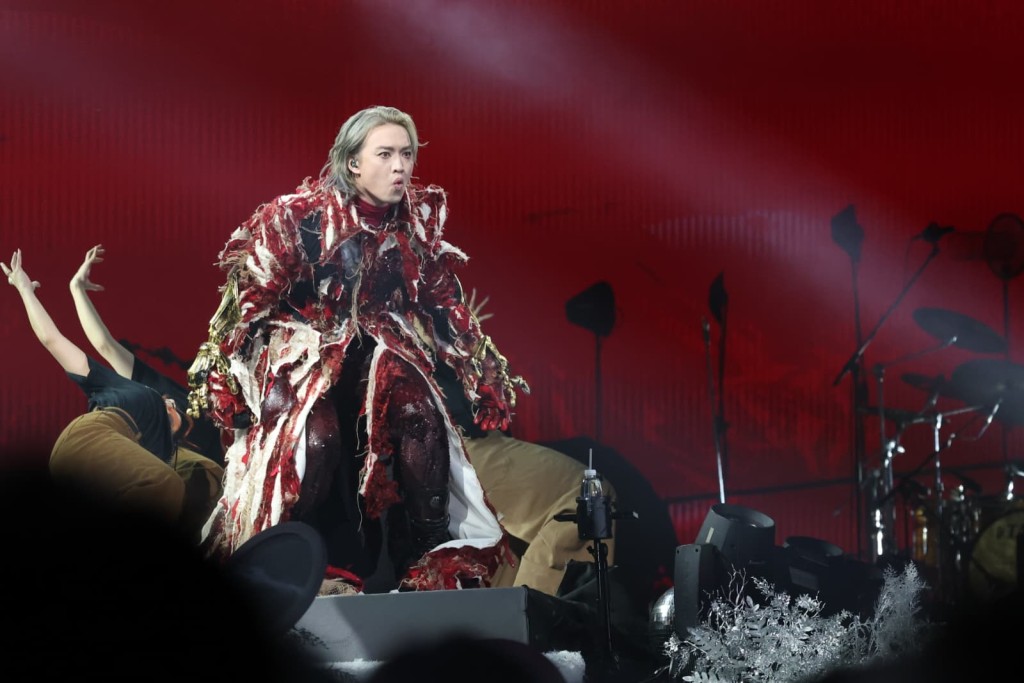 Jer唱《狂人日記》時著上紅白色長衫，雙手戴上金手臂。