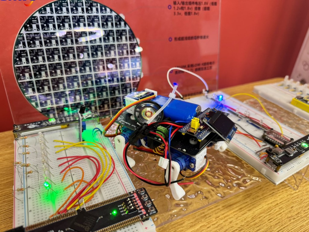 小學階段讓學生動手製作電路,親手點亮芯片驅動的裝置;初中則引入邏輯閘概念,以EDA工具、麪包板及FPGA驗證設計,且能銜接高中進階學習。圖片由作者提供 小學階段讓學生動手製作電路,親手點亮芯片驅動的裝置;初中則引入邏輯閘概念,以EDA工具、麪包板及FPGA驗證設計,且能銜接高中進階學習。圖片由作者提供