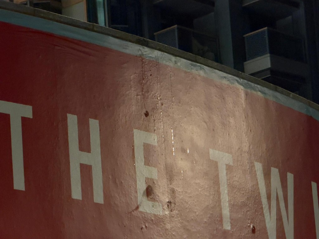 牆上遺下大量血跡。 牆上遺下大量血跡。