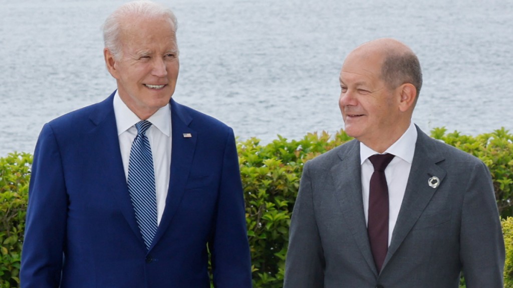 德國總理朔爾茨（Olaf Scholz，右）表態支持拜登(Joe Biden，左)連任。（路透社）