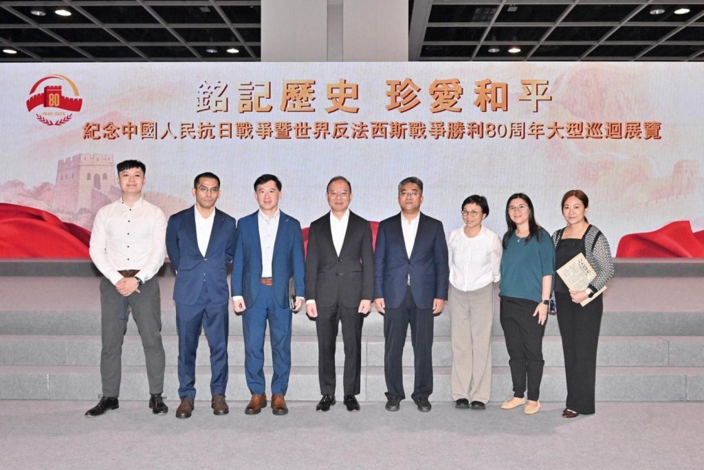 曾國衞(左四)與政制及內地事務局職員,一同參觀「紀念中國人民抗日戰爭暨世界反法西斯戰爭勝利80周年大型巡迴展覽」。政制及內地事務局FB圖片 曾國衞(左四)與政制及內地事務局職員,一同參觀「紀念中國人民抗日戰爭暨世界反法西斯戰爭勝利80周年大型巡迴展覽」。政制及內地事務局FB圖片
