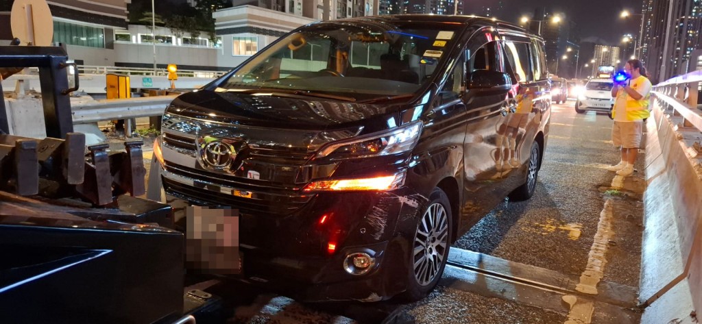 涉事七人車掛有中港牌。
