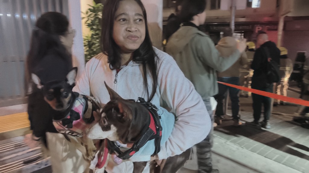 有住戶帶同寵物疏散至地面。