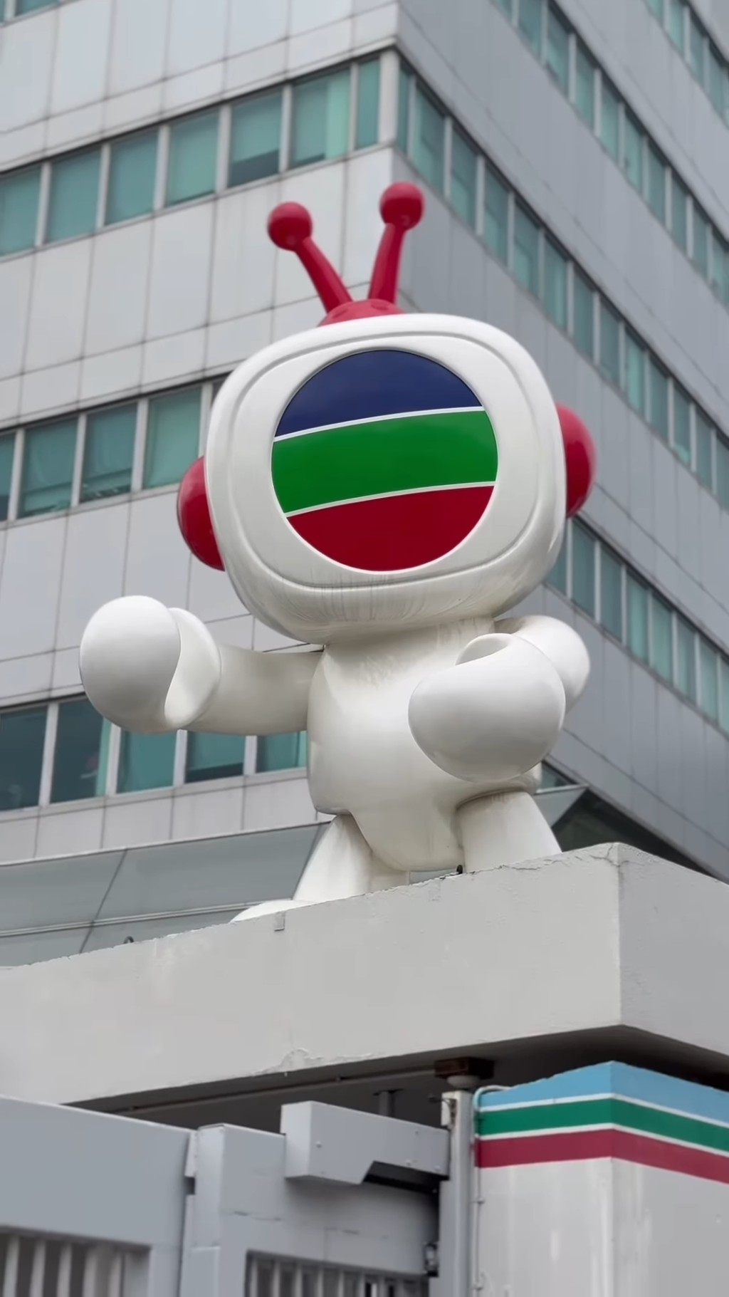 黃碧蓮在TVB閘外拍片。 黃碧蓮在TVB閘外拍片。