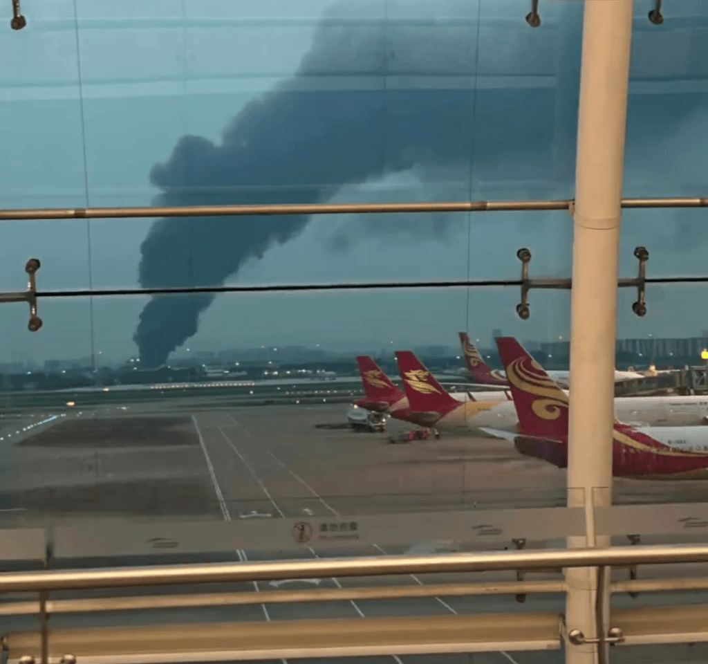 網傳圖片顯示,廣州白雲國際機場外圍不遠處,冒起了滾滾濃煙。 網傳圖片顯示,廣州白雲國際機場外圍不遠處,冒起了滾滾濃煙。