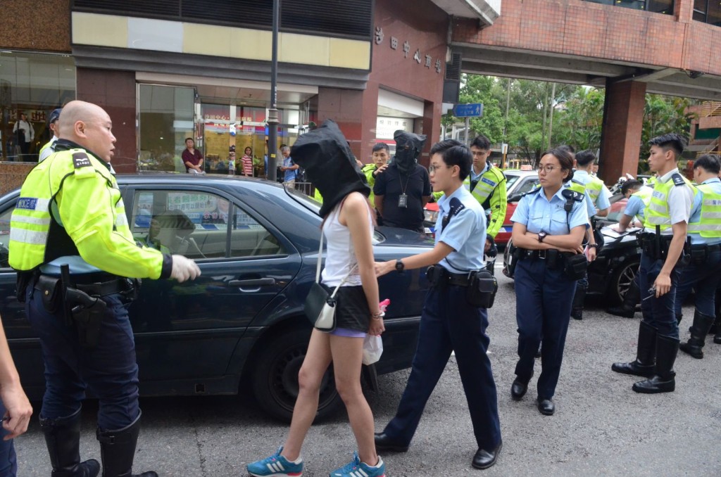 一名女子被捕。