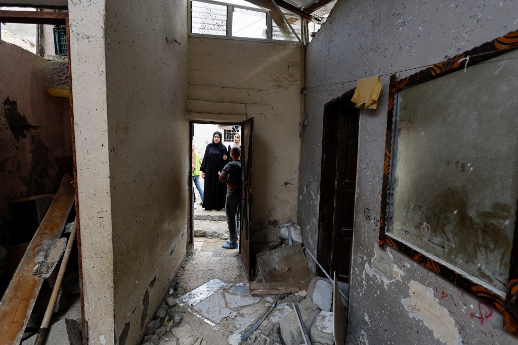 加沙民居不斷遭到轟炸，造成人道危機惡化。路透社