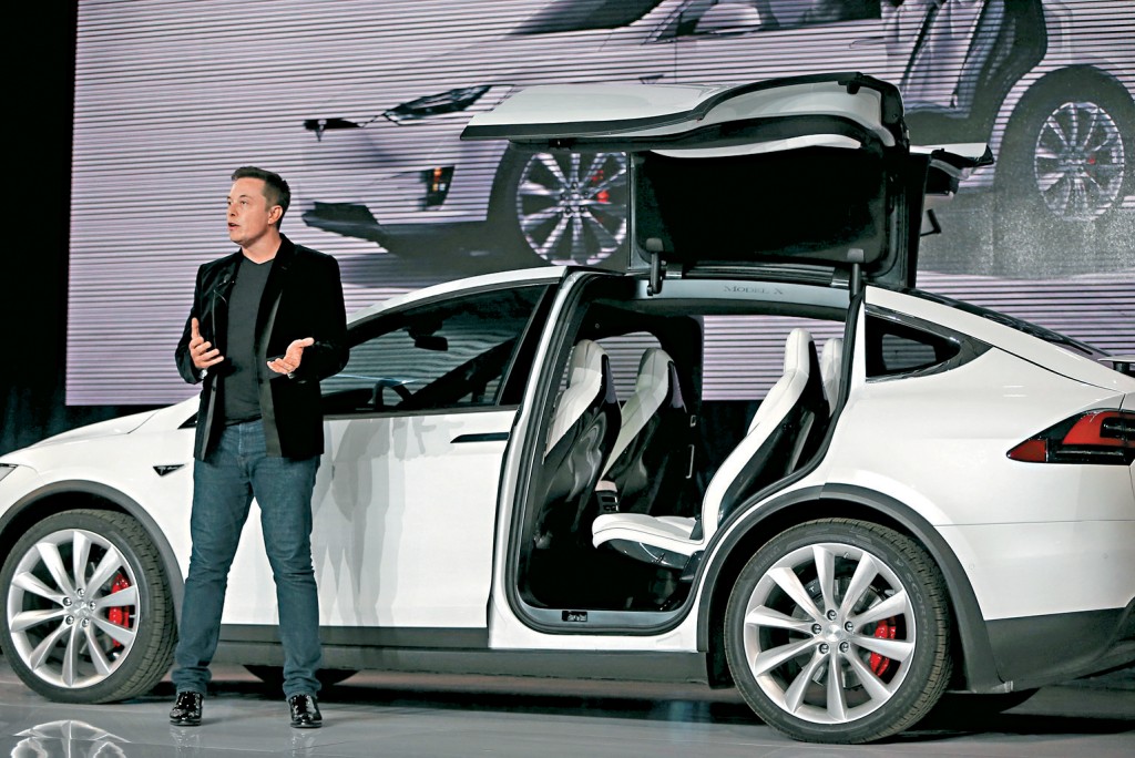 马斯克往年在加州宣传特斯拉Model X电动SUV。