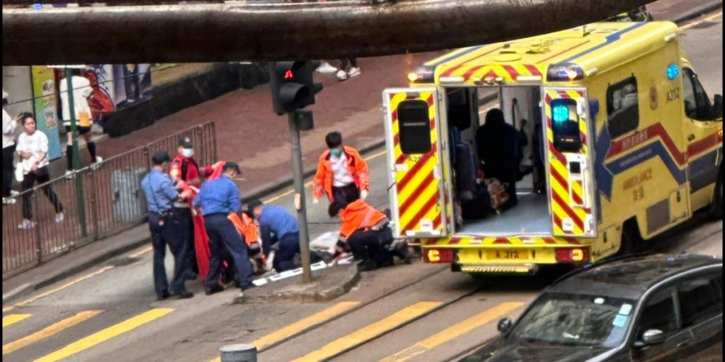 女子從高處墮下,倒卧馬路中心。FB「北角有樂」Siu Yanyan圖片 女子從高處墮下,倒卧馬路中心。FB「北角有樂」Siu Yanyan圖片