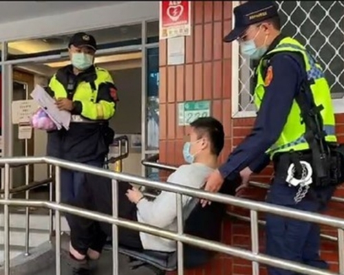 警方將他送到醫院進行治療。網圖