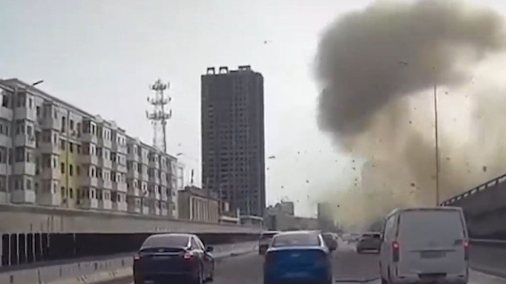 哈爾濱有住宅發生氣體爆炸，氣浪衝至鄰近高架橋。