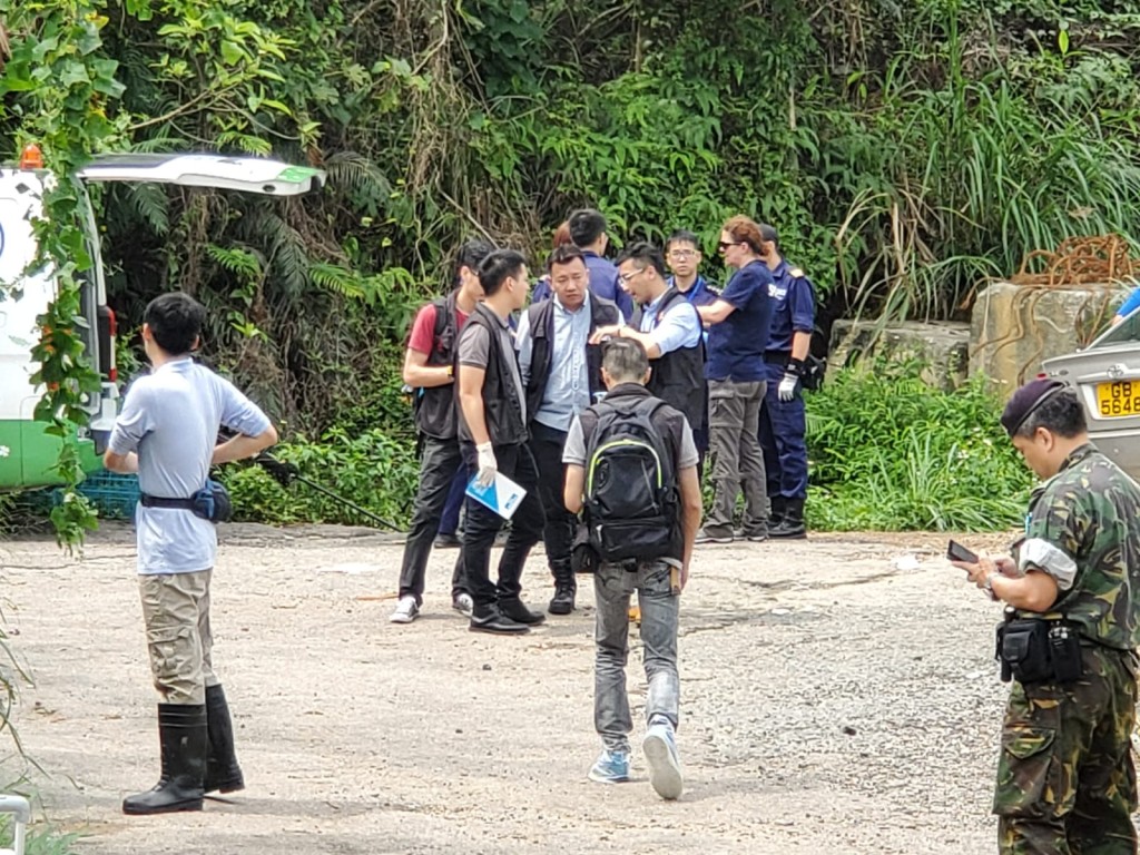多個部門人員約30人到再狗場調查。