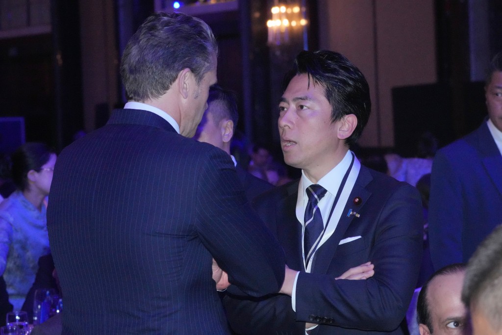 日本防卫大臣小泉进次郎（右）与美防长赫格塞思交流。美联社