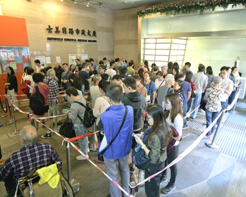 選管會沿用去年區選安排,投票站主任會盡量安排長者及孕婦在投票站內坐下輪候領取選票。資料圖片