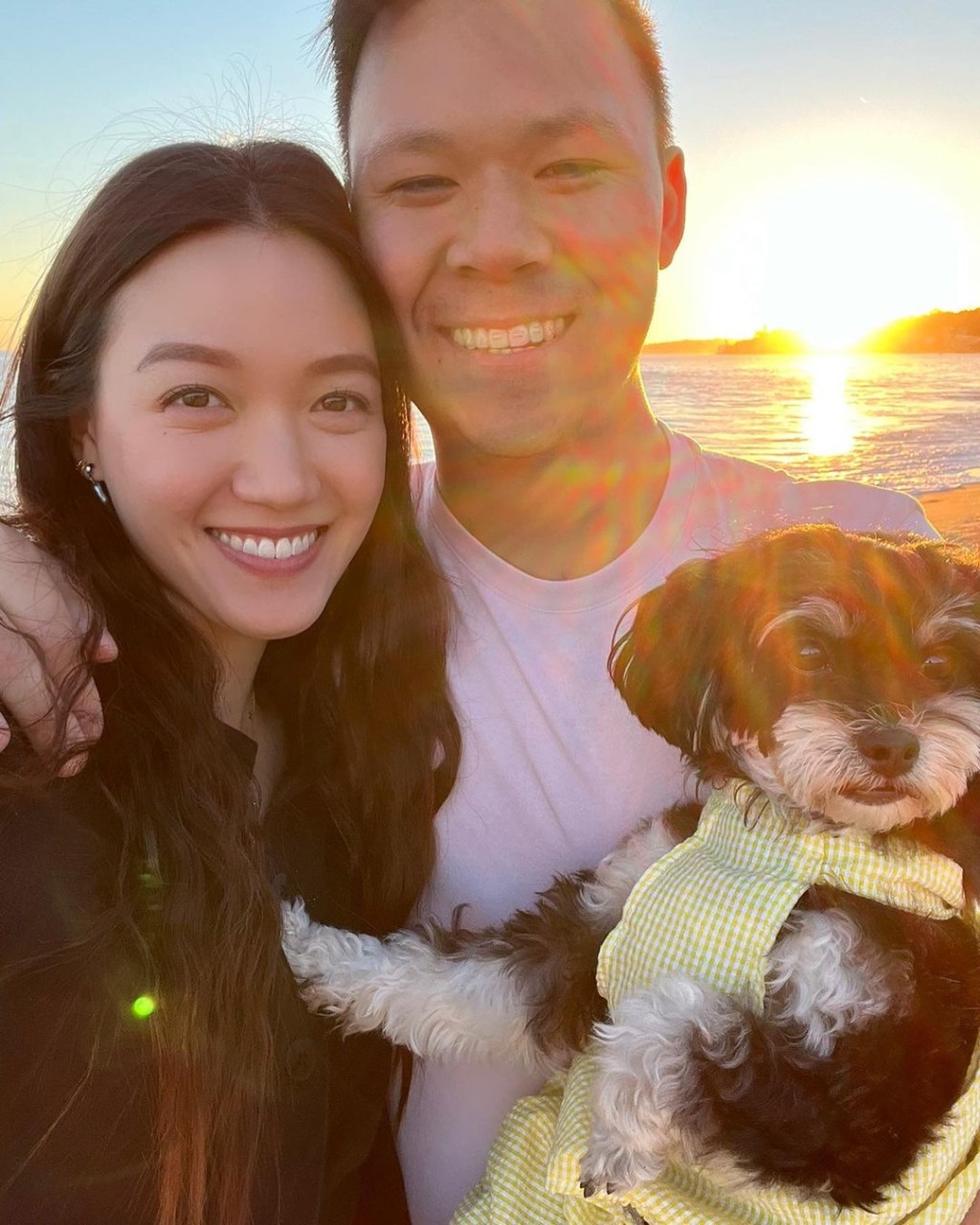黄瑋琦與男友Jonathan Chew一起放狗。