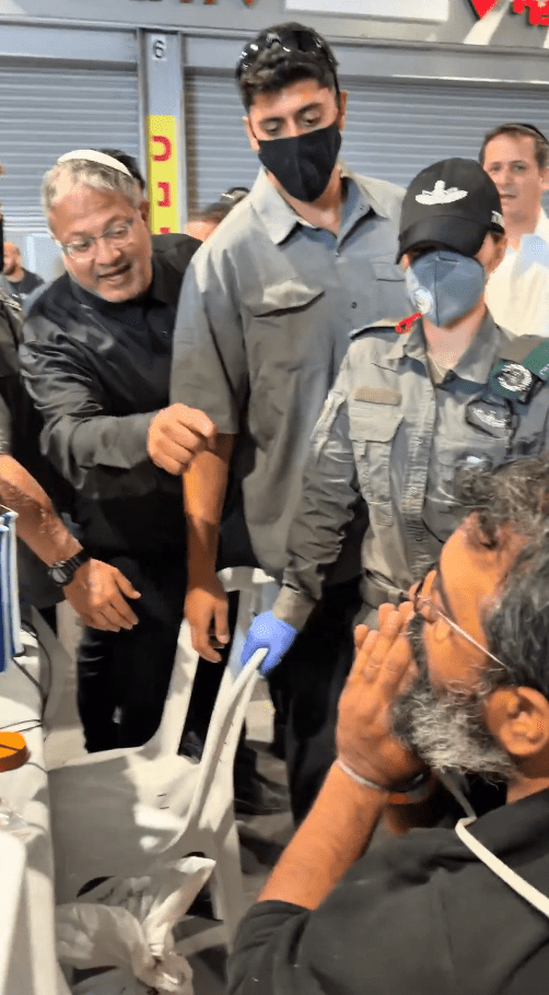 本.格維爾視察「全球堅韌船隊」成員被捕現場。itamarbengvir@X 本.格維爾視察「全球堅韌船隊」成員被捕現場。itamarbengvir@X