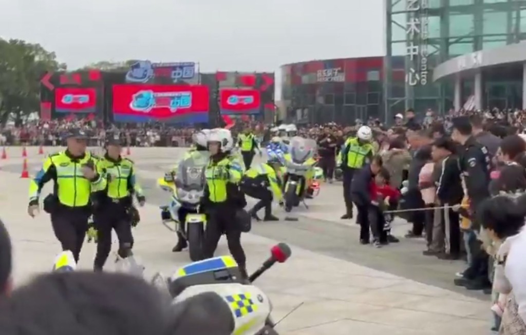 女交警撞倒小童後只顧電單車，未有理會傷者而惹來網民批評。