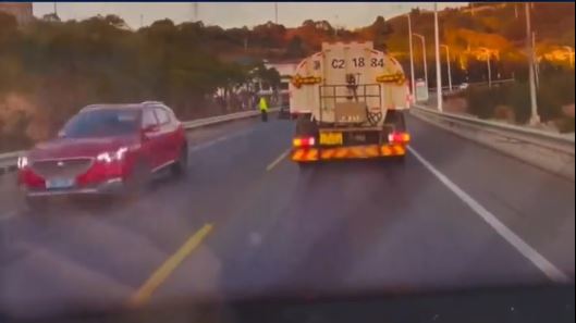 溫州有洗街車灑水時會避開「阿Sir」但無視路人，遭外界批評雙重標準。抖音