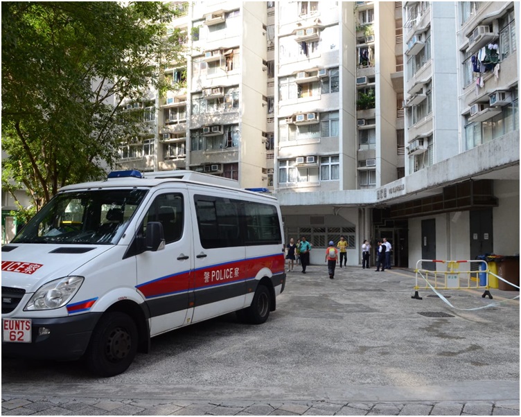 警員及消防員到場游說。歐陽偉光攝