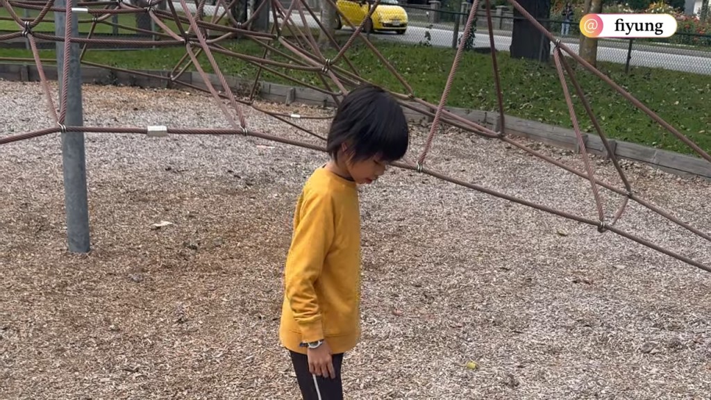 容羨媛的兒子一臉稚氣。
