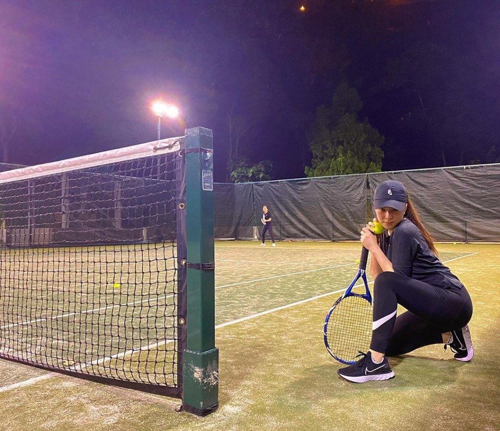 JW懒Chok拎住个波同球拍摆出「网红半跪地Pose」影相。