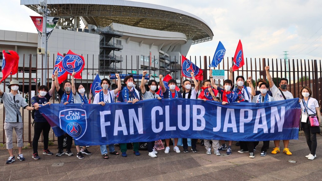 大批日本球迷帶同橫額入場支持PSG。 網上圖片
