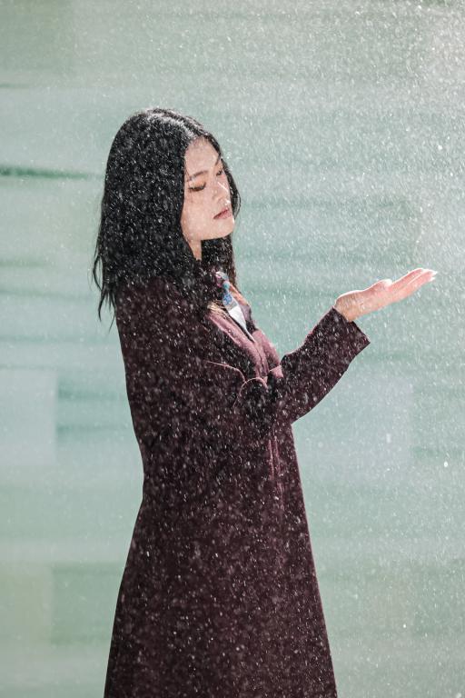 在沒有冬天的城市感受《第一場雪》，聽起來神奇又浪漫。