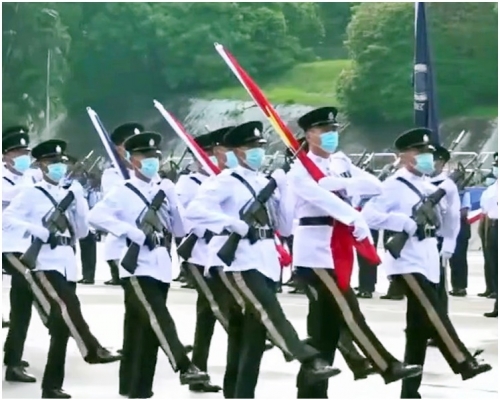 護旗方隊再次使用中式步操。警察fb片段截圖