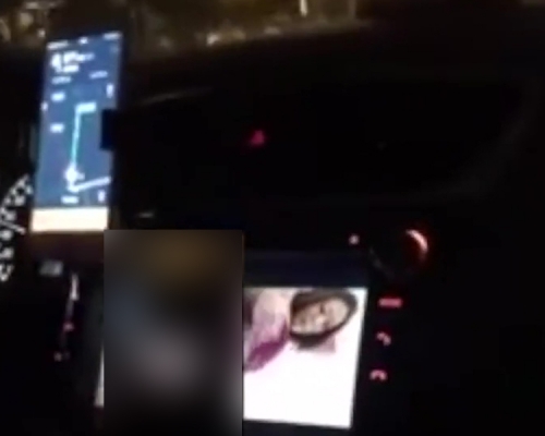 滴滴司機在車上看A片。(網圖)