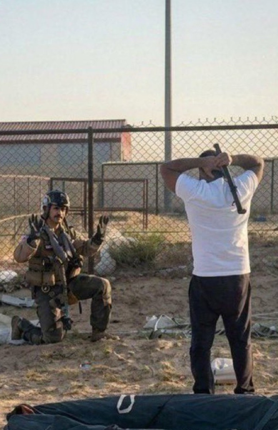 男飞官降落后立刻被当地民众团团包围。(X@tagapagmula)