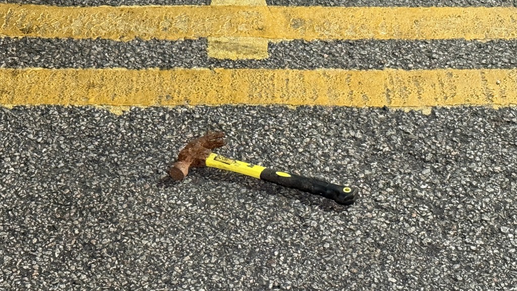 現場遺下一支鐵鎚。