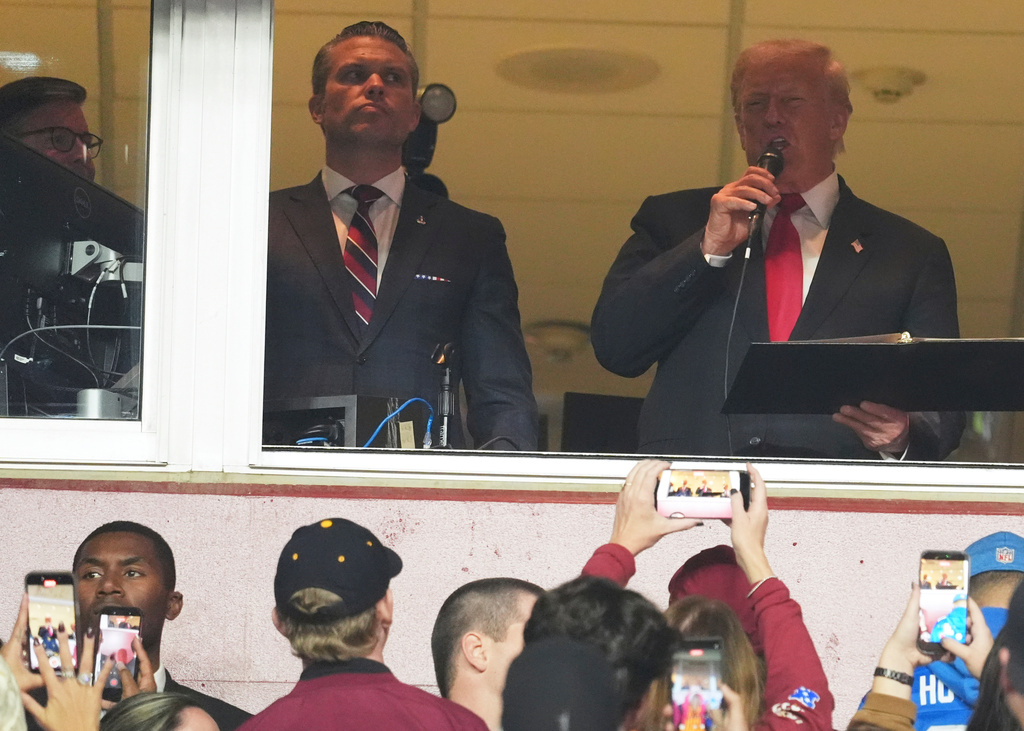 當特朗普在中場為一批新兵宣讀入伍誓詞時，場內噓聲仍不斷，現場氣氛頗為對立。美聯社