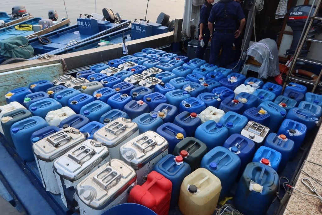 海關在長洲一帶截獲海路走私非法燃油案件。海關圖片 海關在長洲一帶截獲海路走私非法燃油案件。海關圖片